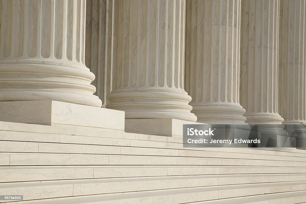 Columnas y pasos - Foto de stock de Palacio de la justicia libre de derechos