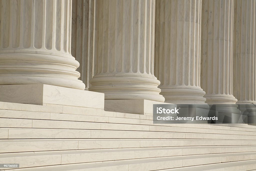 Colonne e passaggi - Foto stock royalty-free di Palazzo di giustizia