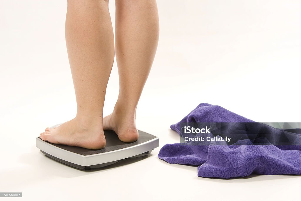 Weibliche Beine auf einer Skala - Lizenzfrei Barfuß Stock-Foto