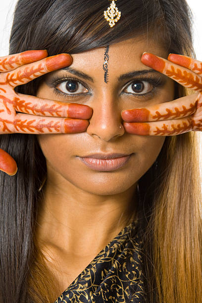 east indian mulher com de hena em suas mãos - wedding indian culture pakistan henna tattoo - fotografias e filmes do acervo