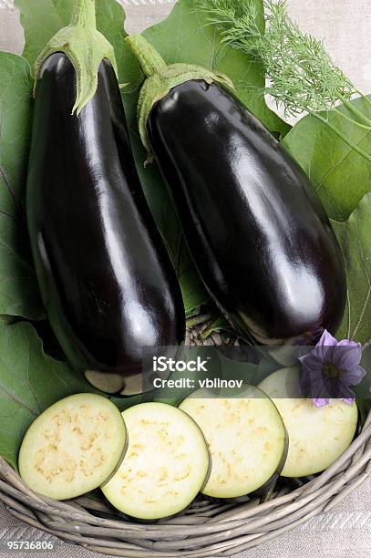 Eggplants Foto de stock y más banco de imágenes de Alimento - Alimento, Berenjena - Vegetal, Cesta