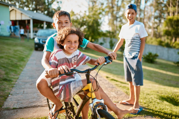 primeira regra da fraternidade: andar de bicicleta juntos - summer vacations adolescence teenager - fotografias e filmes do acervo