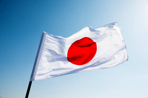 bandera de japón en el viento saludar con la mano - japan flag japanese flag white fotografías e imágenes de stock