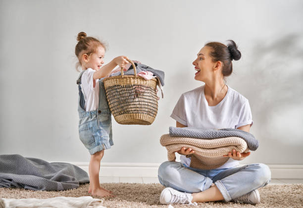 family doing laundry at home - lavar roupa imagens e fotografias de stock