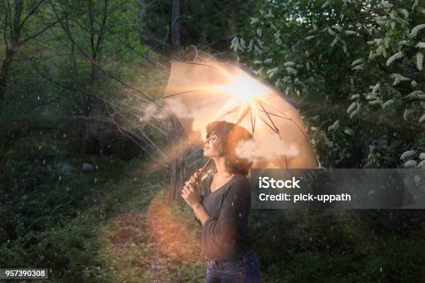 Happyness Stockfoto en meer beelden van Verandering - Verandering, Alleen één vrouw, Paraplu