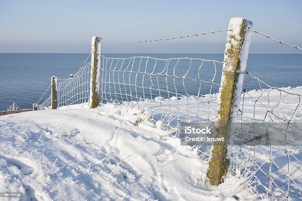 스노이 울타리 니어 coast of the Netherlands - 로열티 프리 0명 스톡 사진