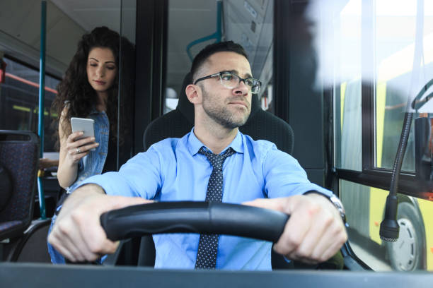 busfahrer bei der arbeit - bahn fahren stock-fotos und bilder