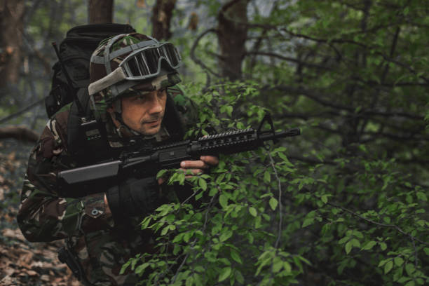 żołnierz sił specjalnych w lesie - rifle strategy military m16 zdjęcia i obrazy z banku zdjęć