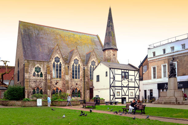 stone building of everyday church kingston located next to war memorial gardens in town centre of kingston upon thames, england - people cemetery church urban scene imagens e fotografias de stock