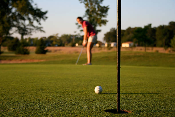 молодая женщина, гольф - golf women pink ball стоковые фото и изо�бражения