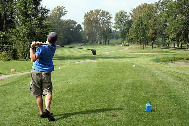 joven jugando al golf - golf ball circle ball curve fotografías e imágenes de stock