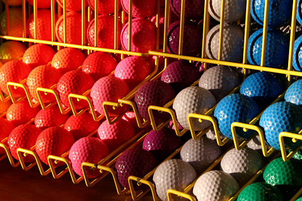 balles de golf miniature - dimple golf ball golf ball photos et images de collection