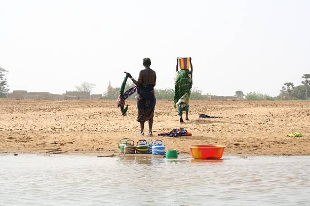 mulheres ao longo do rio níger - niger river imagens e fotografias de stock