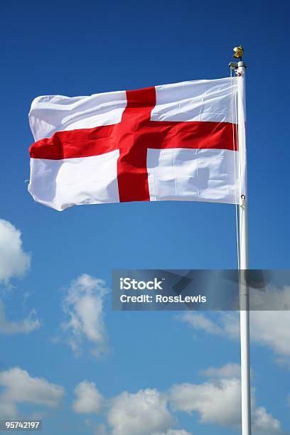 Bandera Inglesa Contra El Cielo De Verano Foto de stock y más banco de imágenes de Bandera inglesa - Bandera inglesa, Bandera, Color - Tipo de imagen