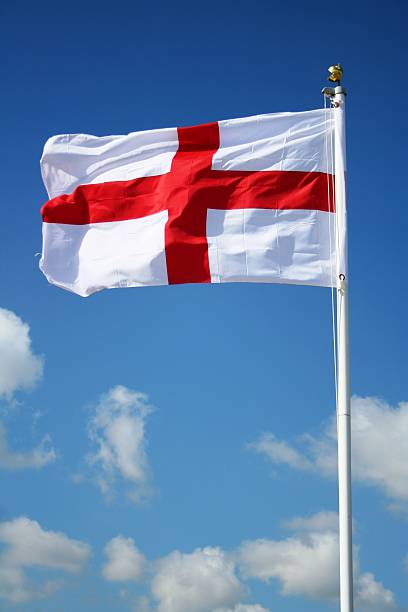 drapeau de l'angleterre contre un ciel estival - english flag st george flag flying photos et images de collection