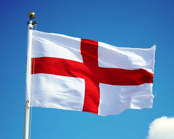 drapeau de l'angleterre sur sky - english flag st george flag flying photos et images de collection