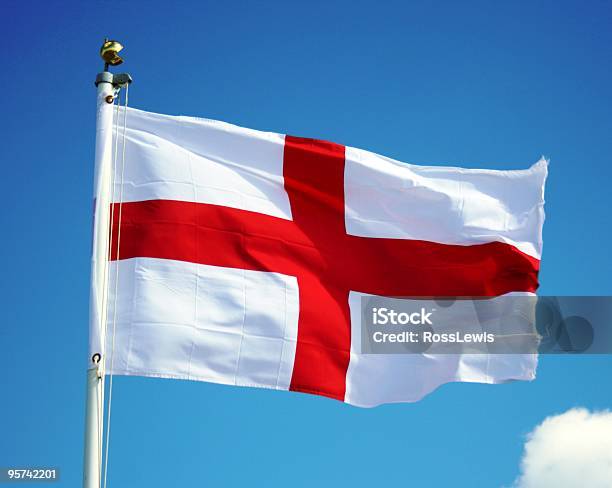 Bandiera Dellinghilterra Su Sky - Fotografie stock e altre immagini di Bandiera inglese - Bandiera inglese, San Giorgio - Spiritualità e religione, Bandiera