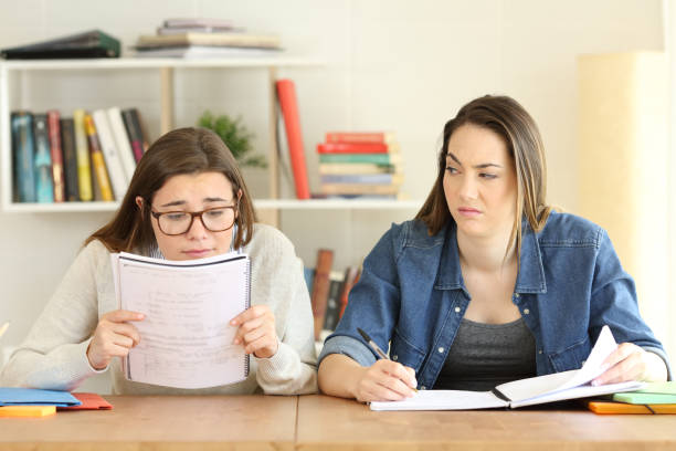 studentessa con problemi alla vista e un'altra che la disprezza - bullying sneering rejection child foto e immagini stock