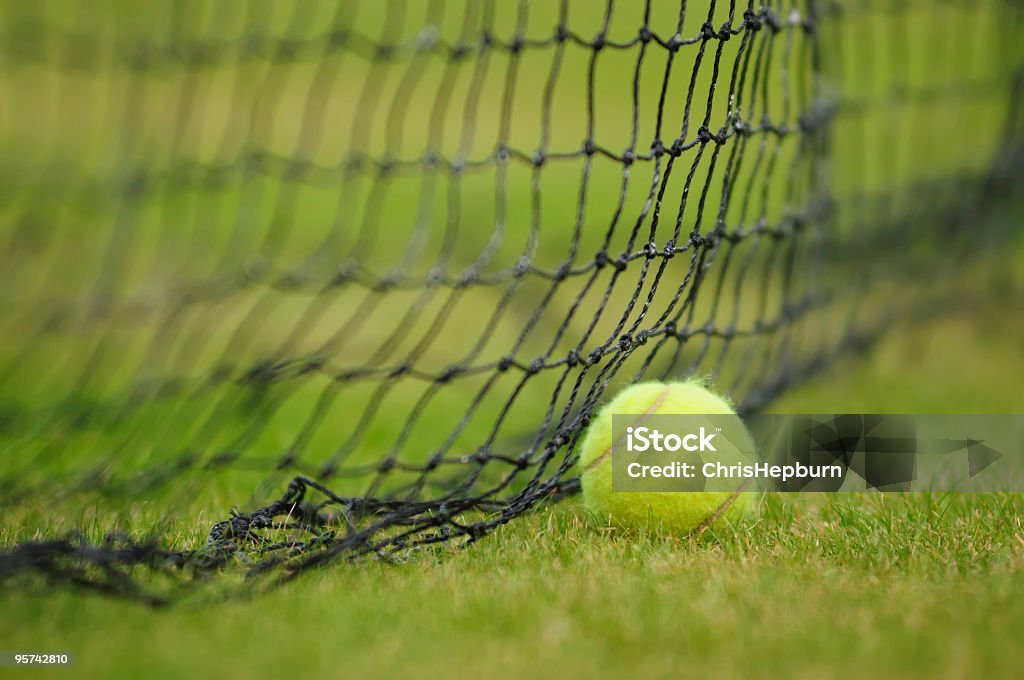 Bola de tenis sobre hierba court - Foto de stock de Wimbledon libre de derechos