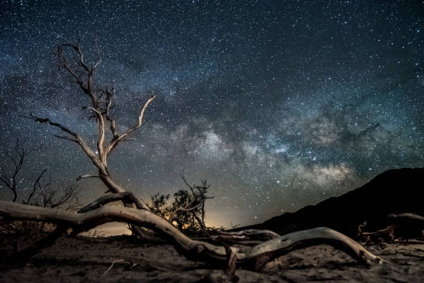 death valley milky way - großes becken stock-fotos und bilder