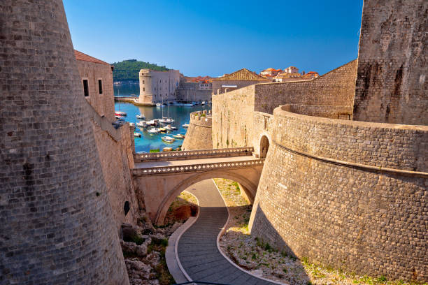 dubrovnik city walls and harbor view, unesco world heritage site in dalmatia, croatia - ploce imagens e fotografias de stock