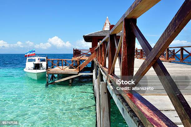 Bote De Buceo Ubicado En Malasia Complejo Turístico En La Isla De Sipadan Foto de stock y más banco de imágenes de Color - Tipo de imagen