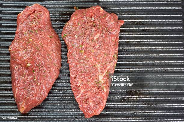 Zwei Rohen Steak Stockfoto und mehr Bilder von Ansicht aus erhöhter Perspektive - Ansicht aus erhöhter Perspektive, Bildkomposition und Technik, Bratpfanne