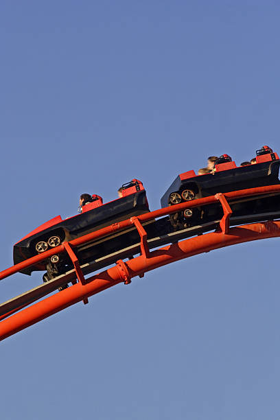 achterbahn - rollercoaster people amusement park ride red stock-fotos und bilder