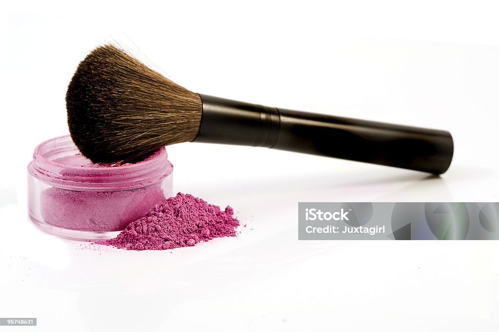 Rosa rosa aislado mineral con pincel de maquillaje - Foto de stock de Cepillo maquillador libre de derechos