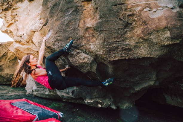 храбрый молодой скалолаз женщина - risk mountain climbing climbing conquering adversity стоковые фото и изображения