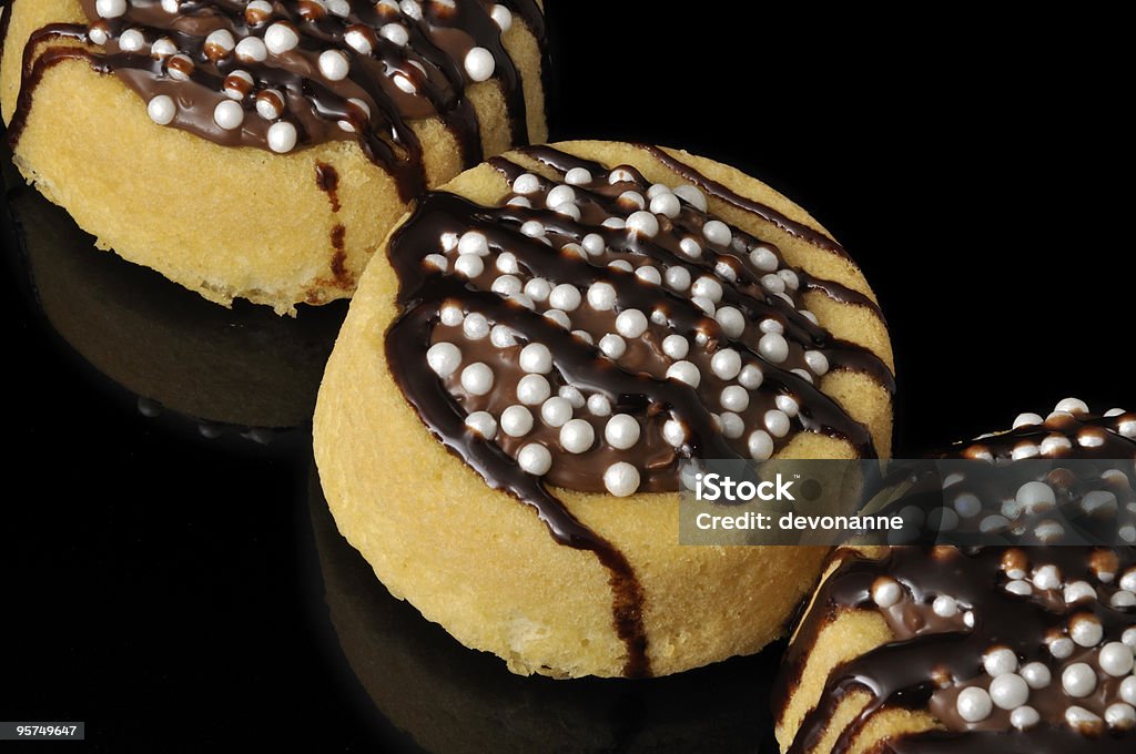 Reihe von Schokolade Pearl Desserts auf Schwarz - Lizenzfrei Dessert Stock-Foto