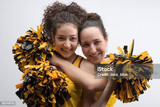 Cheerleaders - Fotografie stock e altre immagini di Ragazza pon pon - Ragazza pon pon, Abbracciare una persona, Educazione secondaria