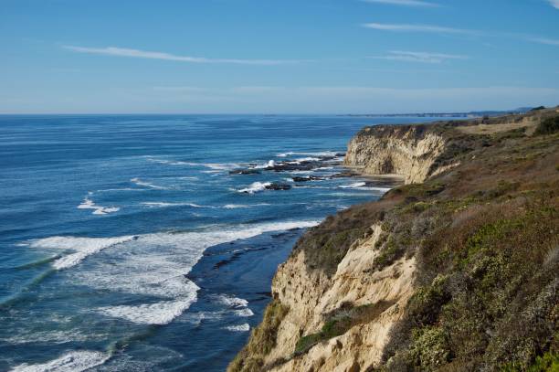 Beautiful coastal view in California (USA): Pacific ocean with limestone rock cliffs and crashing waves, a clear blue summer sky is the perfect place for tourists to visit West Coast dana point stock pictures, royalty-free photos & images