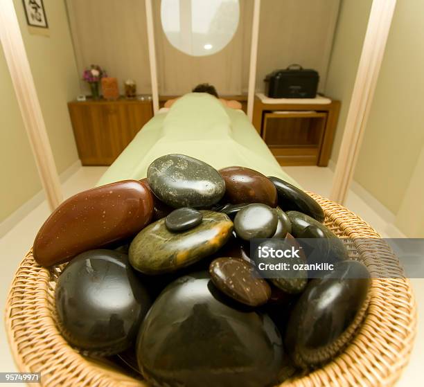 Geöltes Basaltsteinen Stockfoto und mehr Bilder von Alternative Behandlungsmethode - Alternative Behandlungsmethode, Aromatherapie, Attraktive Frau