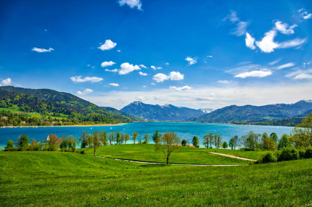 panoramiczny widok na górskie jezioro (hdri) - lake tegernsee zdjęcia i obrazy z banku zdjęć