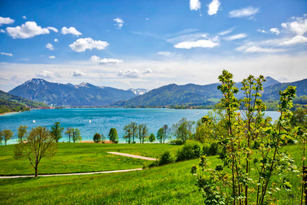 panoramiczny widok na górskie jezioro (hdri) - lake tegernsee zdjęcia i obrazy z banku zdjęć