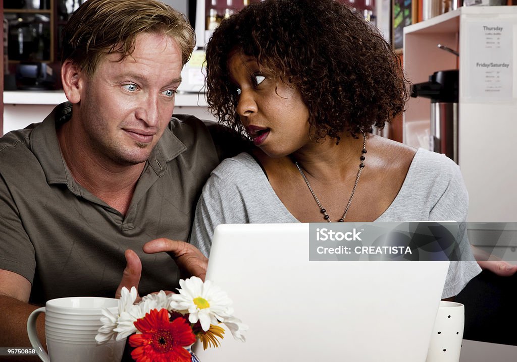 Raza mixta pareja en café con computadora portátil - Foto de stock de Adulto libre de derechos