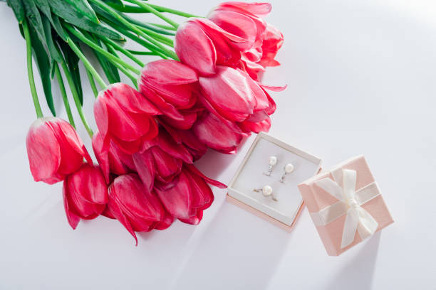 conjunto de joyería de la perla en caja de regalo con flores. pendientes de plata y anillo con perlas como regalo para el día de la madre. - jewelry ring silver mother of pearl fotografías e imágenes de stock