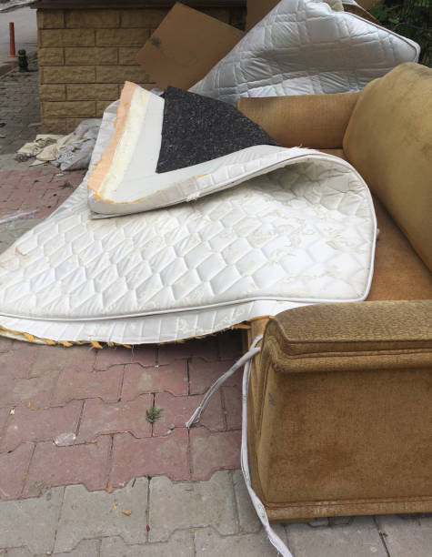 istock Discarded furniture 957520324