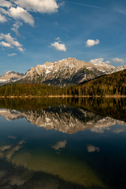 il kampenwand sul lautersee con grandi riflessioni - lautersee lake foto e immagini stock