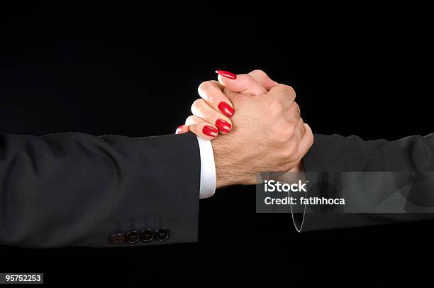 Business Handshake Stockfoto und mehr Bilder von Hände schütteln - Hände schütteln, Geschäftsleben, Schwarzer Hintergrund