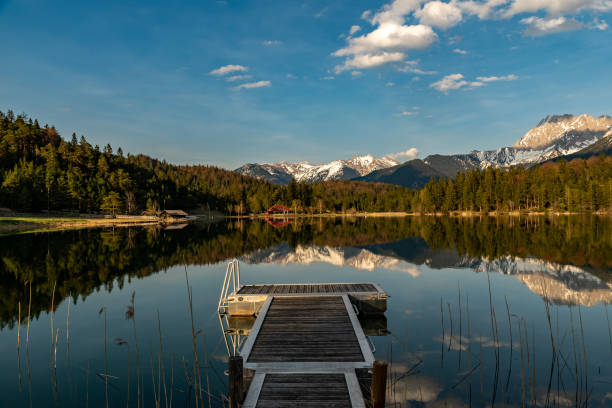 歩道橋の前に大きな光が反射してアルプス ビュー - lautersee lake ストックフォトと画像