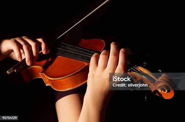 Muzyk Gra Na Skrzypcach Wyizolowane Na Czarnym - zdjęcia stockowe i więcej obrazów Ręka człowieka - Ręka człowieka, Skrzypce, Wiolonczela