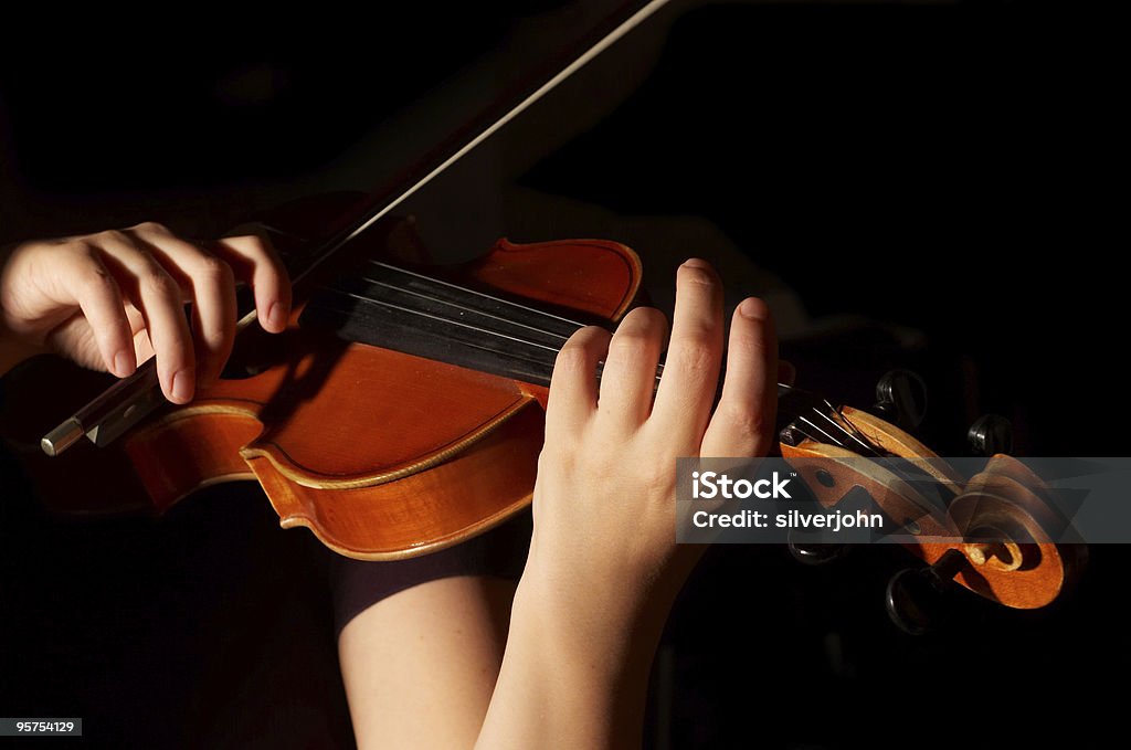 Músico tocando violino isolado no preto - Foto de stock de Mão humana royalty-free