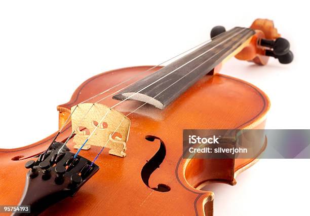 Violín Aislado En Blanco Foto de stock y más banco de imágenes de Anticuado - Anticuado, Antigualla, Barroco