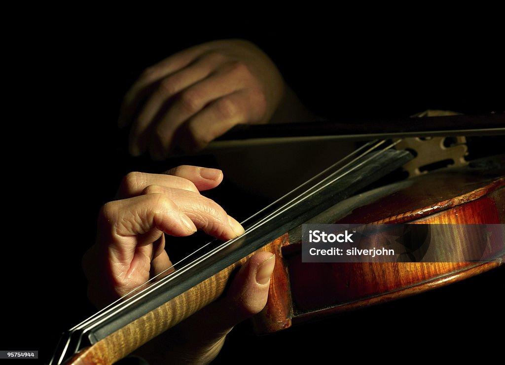 Musicien jouant du violon isolé sur noir - Photo de Adulte libre de droits