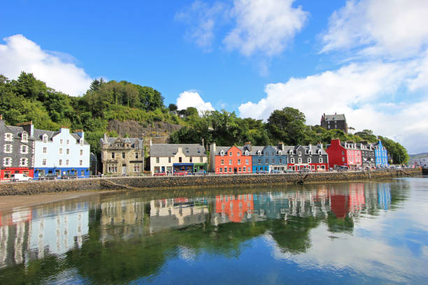 tobermory-stadt, hauptstadt der isle of mull in der schottischen inneren hebriden, schottland, vereinigtes königreich - western europe fotos stock-fotos und bilder