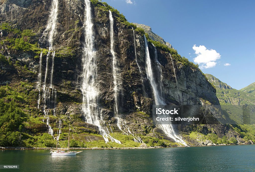 Yacht nel fiordo norvegese - Foto stock royalty-free di Acqua