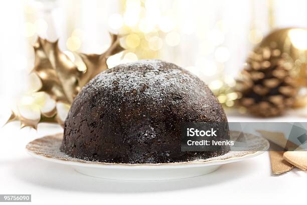 Christmas Pudding Na Stole Z Golden Dekoracja W Tle - zdjęcia stockowe i więcej obrazów Bez ludzi