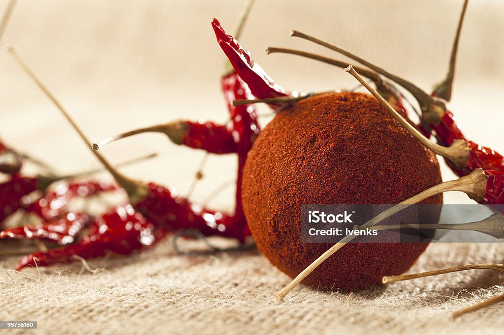 paprika in terra, rotondo con chillies secco, - Foto stock royalty-free di Cibi e bevande